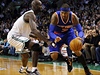 Basketbalista New Yorku Knicks Carmelo Anthony (vpravo) a Kevin Garnett z Bostonu Celtics