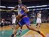 Basketbalista New Yorku Knicks James White (vpedu) a Kevin Garnett z Bostonu Celtics