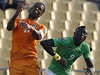 Hvzda fotbalist Pobeí slonoviny Dider Drogba (vlevo) a Vincent Bossou z Toga