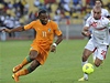 Fotbalista Pobeí slonoviny Didier Drogba (vlevo) a Aymen Abdennour z Tuniska