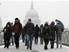 Sníh zasypal i Londýn, zde lidé procházejí pes most Millenium