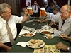 Poslední valík s premiérem 4. ervna 2002 v podání Miloe Zemana a Jana Kavana u piva a guláe.