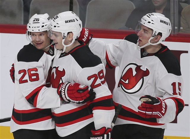 New Jersey Devils oslavují gól Patrika Eliá�e v zápase proti Montrealu.
