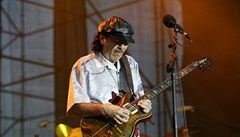 Slavn kytarista Carlos Santana pijede v lt do Prahy