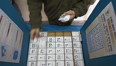 Voják připravuje volební lístky na vojenské základně na jihu země. Izraelci dnes volí nový Kneset