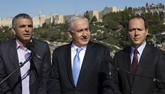 Premiér Netanjahu (uprosted) se starostou Jeruzaléma a ministrem komunikace. 