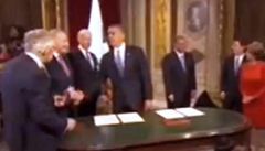 "Jedno ti nechám, �lov��e," podal prezident Reidovi pero z vlastní kapsy