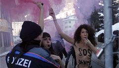 Feministky z hnutí Femen protestují v Davosu