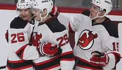 New Jersey Devils oslavují gól Patrika Eliáše v zápase proti Montrealu.