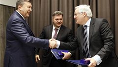 Viktor Janukovy si podává ruku se zástupcem spolenosti Shell Peterem Voserem.