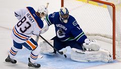 eský hokejista Ale Hemský z Edmontonu Oilers a branká Vancouveru Canucks Roberto Luongo