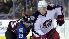 eský hokejista Colorada Avalanche Milan Hejduk (vlevo) a Ryan Johansen z Columbusu Blue Jackets
