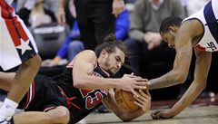 Basketbalista Chicaga Bulls Joakim Noah (vlevo) a Trevor Ariza z Washingtonu Wizards