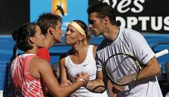 Australtí tenisté Jarmila Gajdoová a Matthew Ebden (vlavo) a eská dvojice Frantiek ermák s Lucií Hradeckou