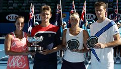 Australtí tenisté Jarmila Gajdoová a Matthew Ebden (vlavo) a eská dvojice Frantiek ermák s Lucií Hradeckou