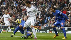 Fotbalista Realu Madrid Cristiano Ronaldo (uprosted) a hrái Getafe Alexis Ruano (vlevo) a Juan Valera