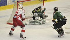 Karlovy Vary - Slavia Praha. Zleva úto�ník Slavie Vladimír R��i�ka, karlovarský branká� Tomá� Závorka a úto�ník Petr Koblasa