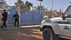 Osm zajatců v Alžírsku únoscům uteklo, šli pak 15 hodin Saharou