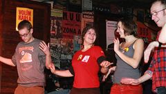 Noc s Karlem. Mladí lidé s plackami na podporu kandidatury Karla Schwarzneberga se o�ividn� dob�e bavili.