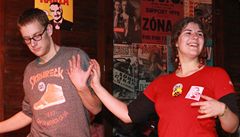 Noc s Karlem. Mladí lidé s plackami na podporu kandidatury Karla Schwarzneberga se o�ividn� dob�e bavili.