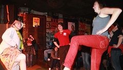 Noc s Karlem. Mladí lidé s plackami na podporu kandidatury Karla Schwarzneberga se o�ividn� dob�e bavili.