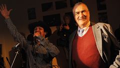 Prezidentský kandidát a ministr zahrani�í Karel Schwarzenberg (vpravo) nav�tívil 20. ledna ve�er hudební klub Moravský Grunt v Olomouci-Topolanech. Konala se zde, podobn� jako v dal�í �esti desítkách klub� po celé �R, akce s názvem Ned�lní noc s Karlem na