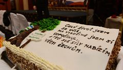 "Celý �ívot jsem se u�il, na Vyso�in� jsem si odpo�inil, a te� své síly nabízím v�em �ech�m," stálo na dortu.