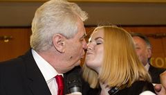 Milo� Zeman a jeho vít�zný polibek s dcerou Kate�inou.