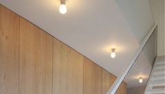 Vstupní hala se schodi�t�m propou�t�jící sv�tlo. 