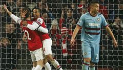 Arsenal deklasoval West Ham. Walcott slaví branku