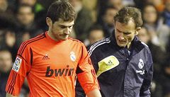 Casillas si zlomil ruku.