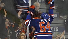 Nail Jakupov slaví branku.