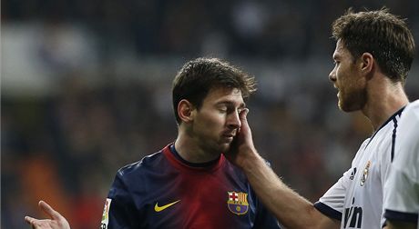 Xabi Alonso (vpravo) a Lionel Messi