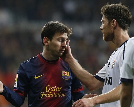 Xabi Alonso (vpravo) a Lionel Messi