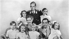 Magda Goebbbelsová s manelem Josephem obklopeni dtmi. Za nimi stojí Magdin syn z prvního manelství Harald Quandt v uniform Luftwaffe.