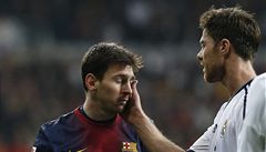 Xabi Alonso (vpravo) a Lionel Messi