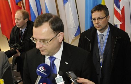 eský premiér Petr Neas hovoí s novinái pi svém píchodu na Evropský summit 7. února v Bruselu.