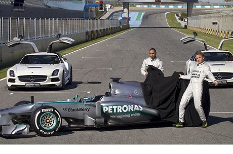 Piloti formule 1 stáje Mercedes Nico Rosberg (vpravo) a Lewis Hamilton s novým vozem
