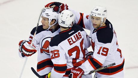 eský hokejista Patrik Eliá slaví se spoluhrái z New Jersey Devils