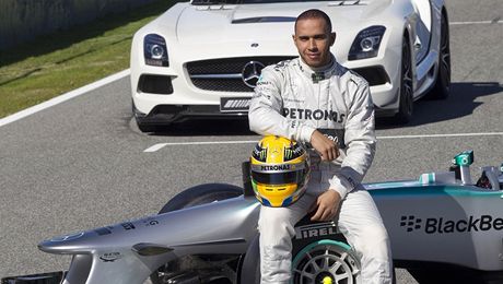 Pilot formule 1 Lewis Hamilton se svým novým vozem