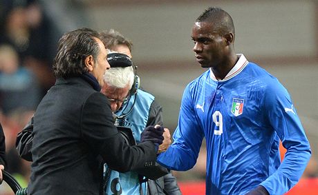Trenér fotbalist Itálie Cesare Prandelli (vlevo) a útoník Mario Balotelli
