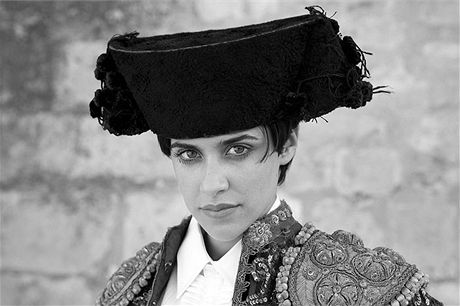 Macarena García jako sirotek, kterého se ujmou trpaslíci - toreadoi (Snhurka: Píbh jinak)
