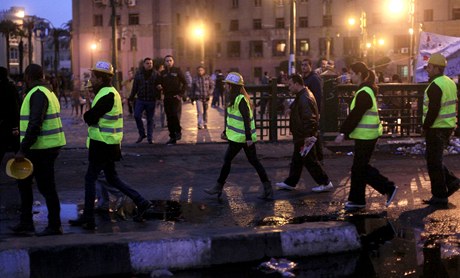 Speciální ochranka v záivých vestách tvoená dobrovolníky chrání eny, které se úastní demonstrací.