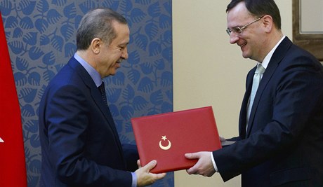 eský premiér Petr Neas a pedseda turecké vlády Recep Tayyip Erdogan na tiskové konferenci v Praze. 