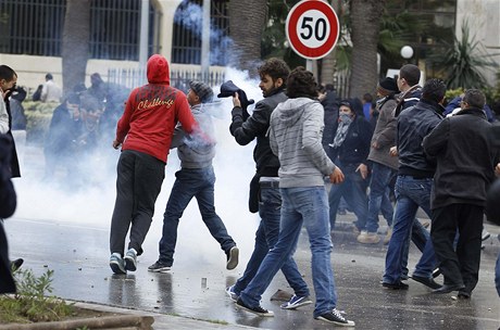 Tuniská policie zasáhla slzným plynem a stelbou do vzduchu proti davu demonstrant.