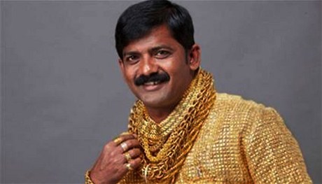 Datta Phúge z indického státu Maháráštra si ze zlata nechal ušít košili