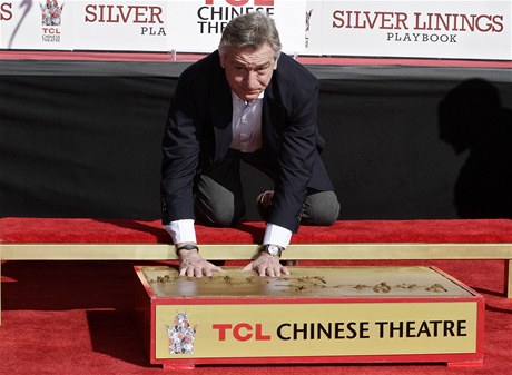 Slavný americký filmový herec Robert De Niro si v pondlí pojistil místo ve filmové historii, kdy otiskl své ruce a chodidla do betonu u známého Graumanova ínského kina v Hollywoodu.
