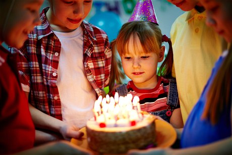 Nenechávejte děti sfoukávat svíčky na dortu, žádá hygiena