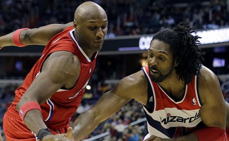 Basketbalista Washingtonu Wizards Nené (vpravo) a Lamar Odom z Los Angeles Clippers 