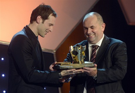 Anketu Fotbalista roku vyhrál branká Petr ech (vlevo). Trofej mu pedal pedseda Fotbalové asociace R Miroslav Pelta